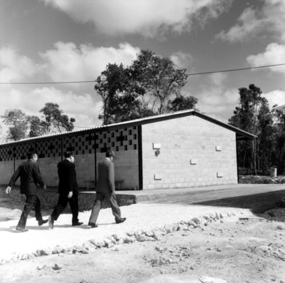 Adolfo López Mateos y funcionarios públicos, dirigiéndose hacia una escuela en Popolná, Yucatán