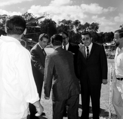 Adolfo López Mateos, saludando a un funcionarios público, durante su llegada probablemente a Popolna