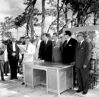 Adolfo López Mateos ante las palabras de un hombre, durante una ceremonia de entrega de títulos de propiedad, en Popolna