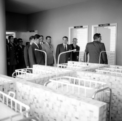 Adolfo López Mateos visitando los cuneros en el Hospital Regional de Celaya