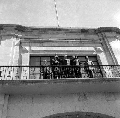 Adolfo López Mateos en el patio de la presidencia de Celaya pronunciando un discurso durante una gira de trabajo