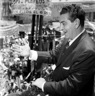 Adolfo López Mateos saludando al pueblo veracruzano desde un balcón