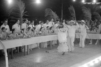 Miguel alemán Valdés presidiendo un festival durante su gira en Yucatán