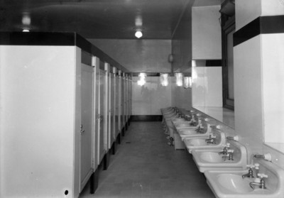 Baño público, interior