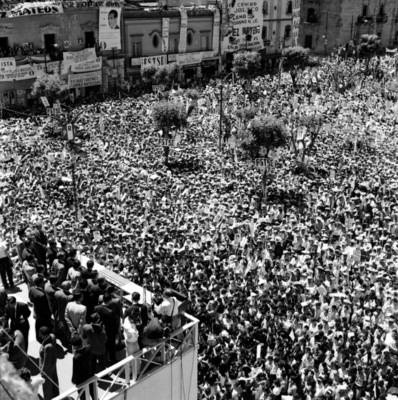 Adolfo López Mateos haciendo uso de la palabra, ante una multitud, durante su campaña política en Guadalajara