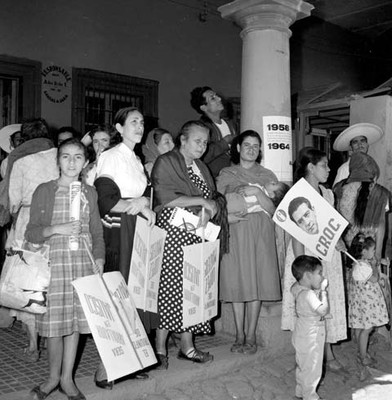 Mujeres y ninas con carteles en pro de Adolfo López Mateos durante su campaña electoral en Autlán
