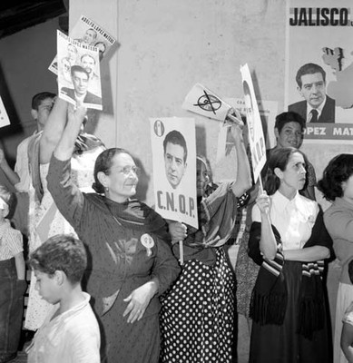 Mujeres con carteles en pro de Adolfo López Mateos durante su campaña electoral en Autlán