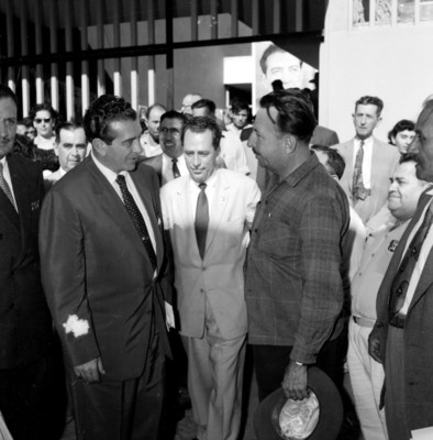 Adolfo López Mateos dialogando con un hombre durante su campaña electoral