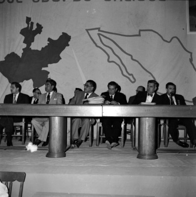 Adolfo López Mateos y políticos presidiendo una asamblea económico-social durante su campaña en Guadalajara