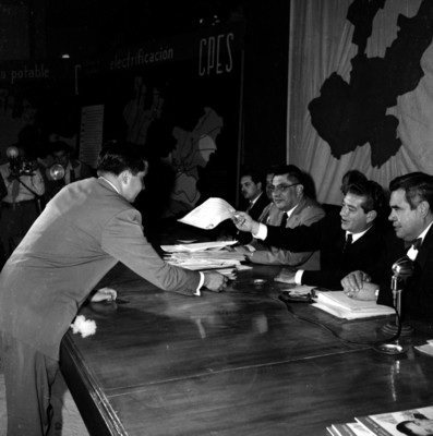 Adolfo López Mateos entregando diploma a político en una asamblea económico-social durante su campaña en Guadalajara