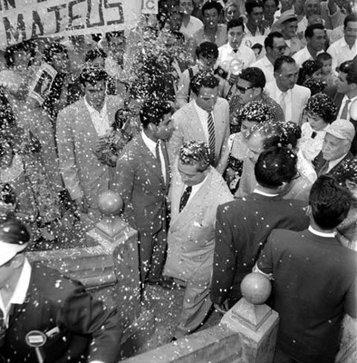 Adolfo López Mateos y políticos durante su gira electoral por Coahuila