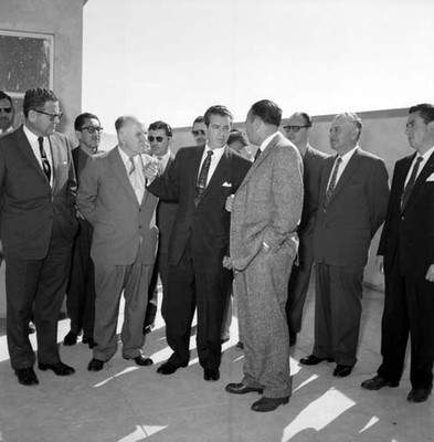 López Mateos conversando con politicos