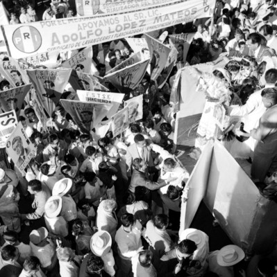 Adolfo López Mateos, durante un mitin en apoyo de su candidatura