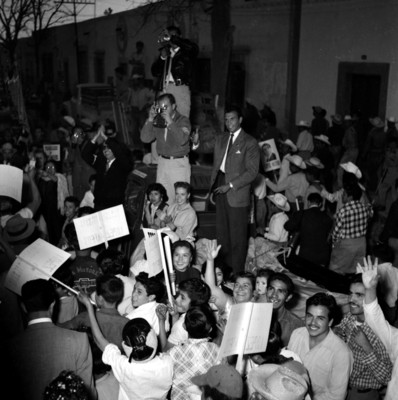 Gente durante la campaña electoral de Adolfo López Mateos en Matehuala