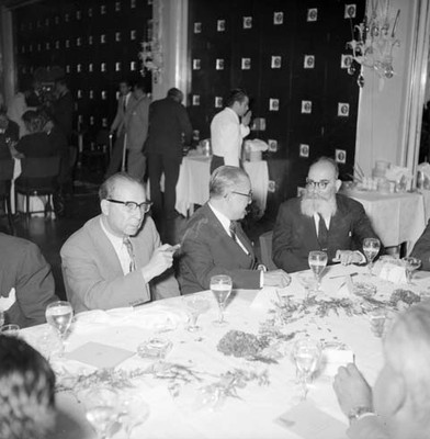 Intelectuales durante un banquete ofrecido a López Mateos durante su campaña electoral