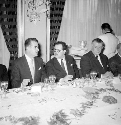 Intelectuales durante un banquete ofrecido a López Mateos