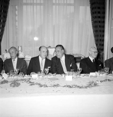 Intelectuales conversando durante un banquete ofrecido a López Mateos