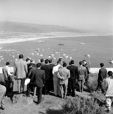 Adolfo López Mateos y comitiva observando las instalaciones portuarias de Ensenada