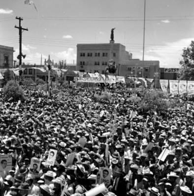 Manifestación en apoyo a Adolfo López Mateos durante su campaña en Chihuahua