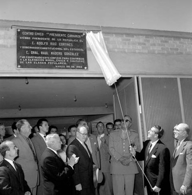 Adolfo López Mateos develando una placa en la inauguración de un centro cívico