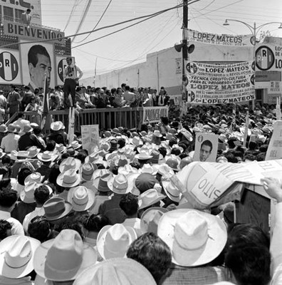 Adolfo López Mateos eante una multitud, durante su campaña política por Monclova
