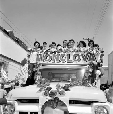 Adolfo López Mateos con varias mujeres en un camión, durante su recorrido por las calles de Monclova en su campaña política