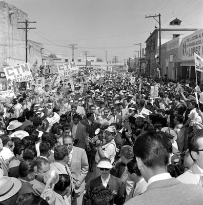 Adolfo López Mateos entre una multitud durante su campaña electoral en calles de Monclova