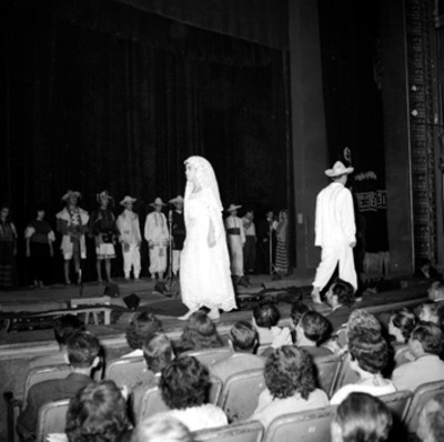 Pareja modelando un traje regional, durante el festival en honor a Adolfo López Mateos