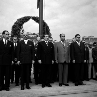 Adolfo López Mateos, Ernesto P. Uruchurtu y secretarios de estado el Zocalo, durante la ceremonia a la bandera