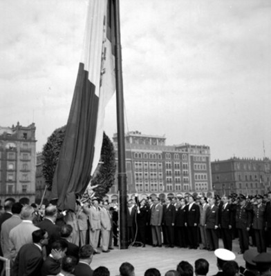 Adolfo López Mateos izando la bandera en el Zócalo de la ciudad de México
