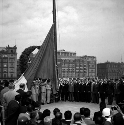 Adolfo López Mateos izando la bandera en el Zócalo de la ciudad de México