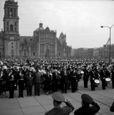 Gente durante la ceremonia a la bandera en el zócalo de la ciudad de México