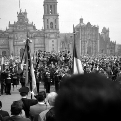 Gente y militares en el Zócalo, durante la ceremonia a la bandera