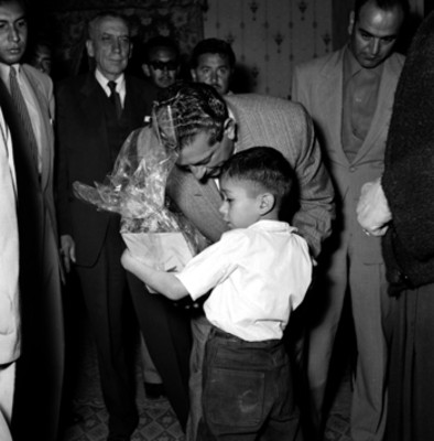 Adolfo López Mateos entregando un regalo a un niño durante su gira electoral por San Miguel Allende
