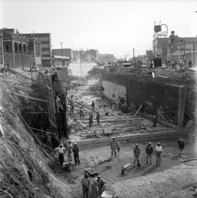 Adolfo López Mateos, Ernestro Uruchurtu y demás funcionarios inspeccionando obras públicas durante su gira por el D.F.