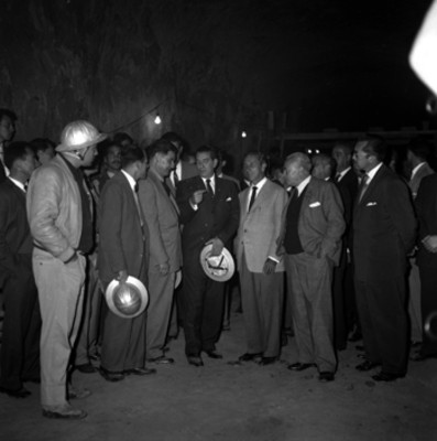 Adolfo López Mateos, Ernesto Uruchurtu y demás funcionarios inspeccionando una obra pública durante su gira por el D.F.