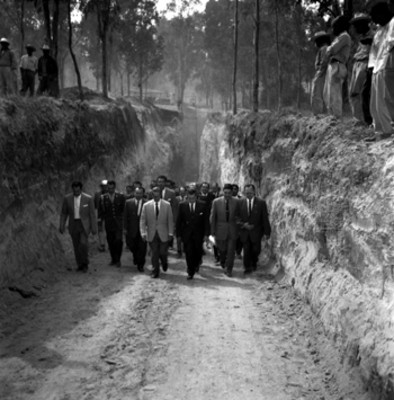 Adolfo López Mateos, Ernesto Uruchurtu y demás funcionarios visitando una cepa de una obra pública durante su gira por el D.F.