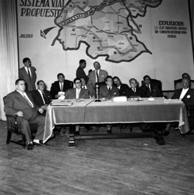 Adolfo López Mateos con miembros del consejo económico social en asamblea durante su gira electoral por Guanajuato