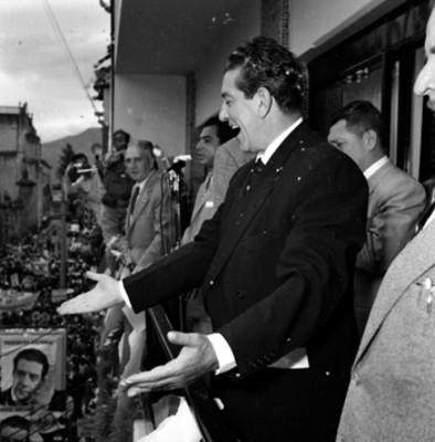 Adolfo López Mateos en un balcón, agradeciendo el apoyo de sus partidarios, durante su campaña política por Zamora