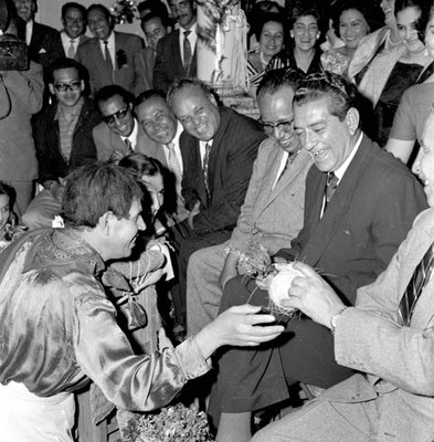 Adolfo López Mateos observando artesanías hechas por indígenas, durante su campaña política por Uruapan