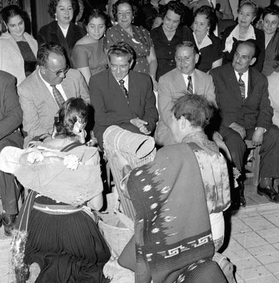 Adolfo López Mateos recibiendo artesanias de indígenas, durante su campaña política por Uruapan