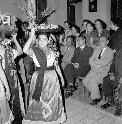 Adolfo López Mateos observando la danza de canacuas, durante una ceremonia en apoyo a su campaña electoral