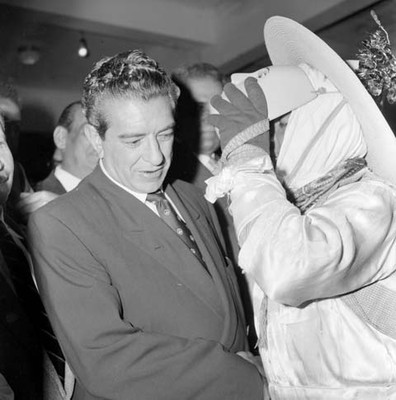 Adolfo López Mateos saludado por un bailarín de danza folclórica