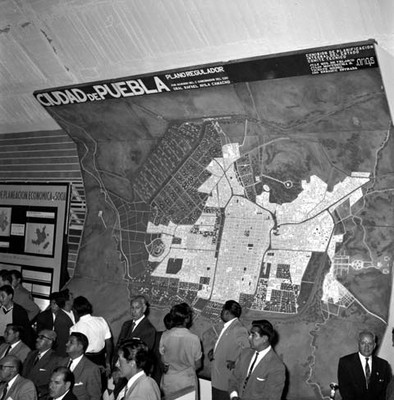 Hombres obsevando un mapa de Puebla, durante la Asamblea Económico-Social