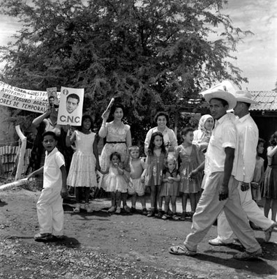 Adolfo López Mateos y edecanes en un camión, recorriendo calles de Guasave en su campaña electoral