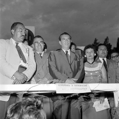 Adolfo López Mateos y comitiva, durante su campaña electoral por Los Mochis