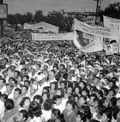 Adolfo López Mateos en un camión con varias mujeres, durante se recorrido por las calles de Lós Mochis