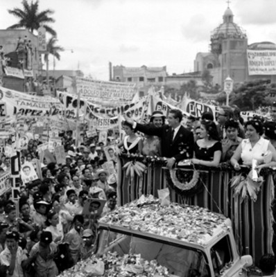 Adolfo López Mateos con mujeres a bordo de un camión, saludando a partidarios en su campaña electoral en Cd. Victoria