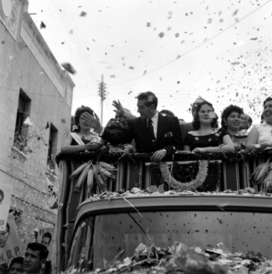 Adolfo López Mateos con mujeres a bordo de un camión, saludando durante su campaña electoral en Cd. Victoria