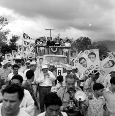 Adolfo López Mateos con mujeres a bordo de un camión durante su campaña electoral en Cd. Victoria